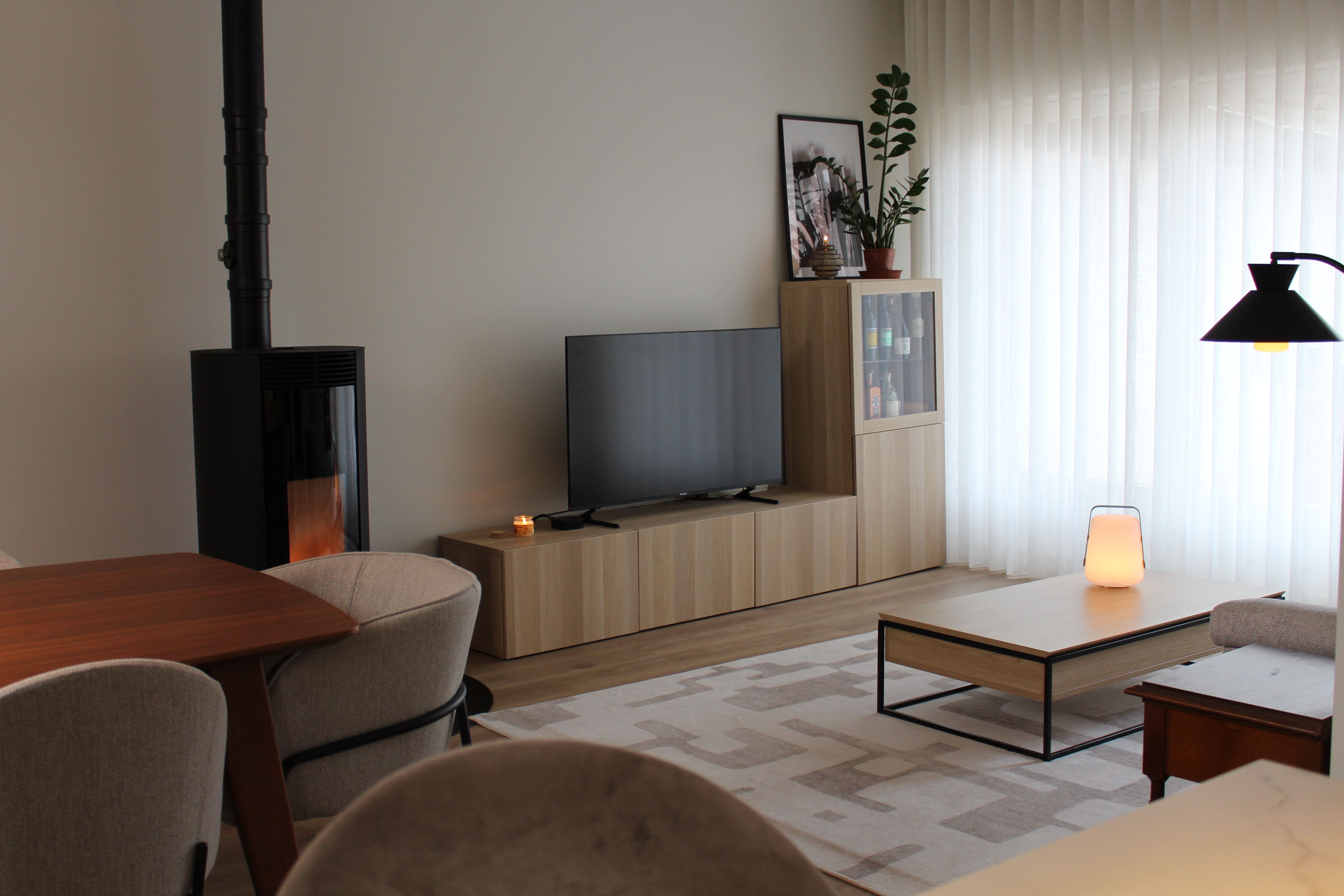 intérieur moderne axé sur le bien-être, avec des couleurs apaisantes, des plantes vertes, de la lumière naturelle et un mobilier chaleureux